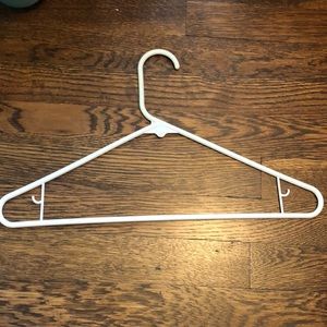 100 Plastic hangers
